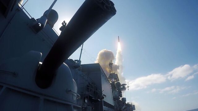 Российский фрегат ударил крылатыми ракетами по террористам в Сирии
