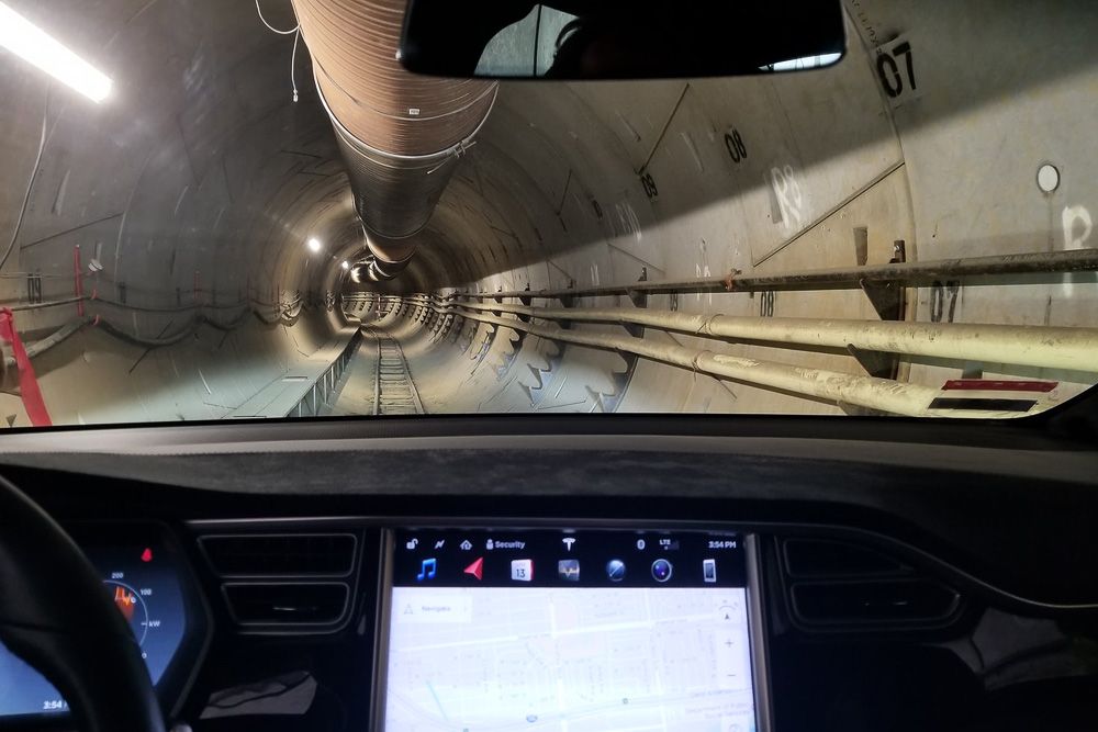 Илон Маск показал, как выглядит тоннель, который он построил под Лос-Анджелесом