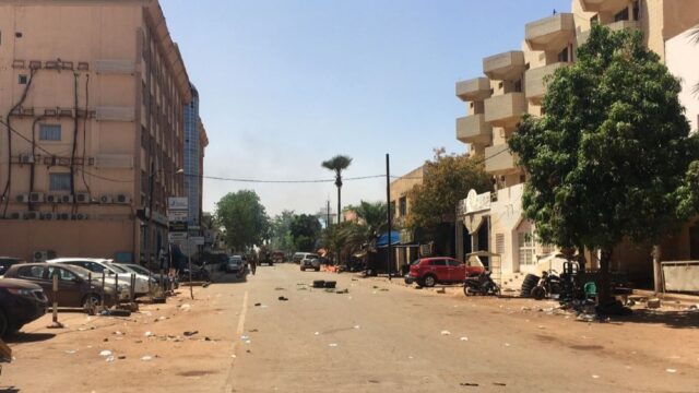 Не меньше десяти солдат погибли во время нападения на военную часть в Буркина-Фасо