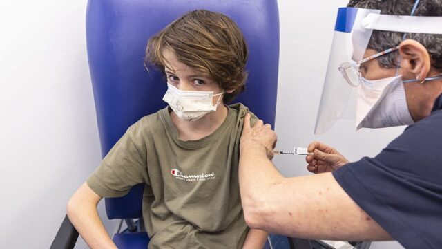 Вакцину Pfizer признали эффективной и безопасной для детей