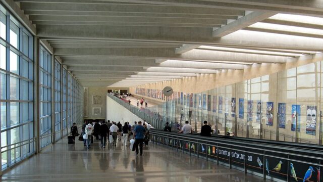 В аэропорту Тель-Авива запретили плакаты, которые призывали женщин не уступать места ультраортодоксам