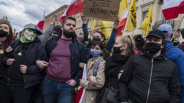 В Варшаве бизнес требует снять коронавирусные ограничения — акции протеста переросли в стычки с полицией