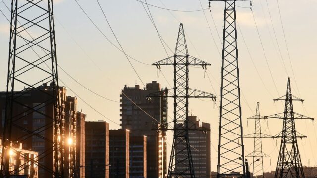 Ъ: Минэкономики предложило ограничить базовый тариф на электричество 300 кВт в час