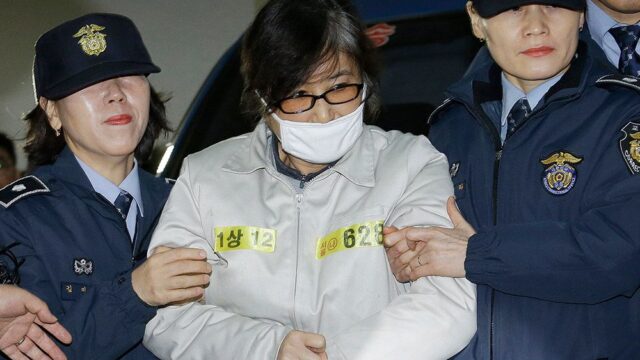 Суд приговорил подругу бывшего президента Южной Кореи к 20 годам тюрьмы