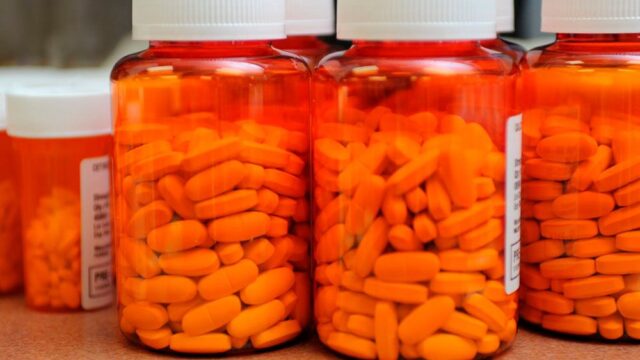 В США больше 160 человек обвинили в мошенничестве с опиоидами
