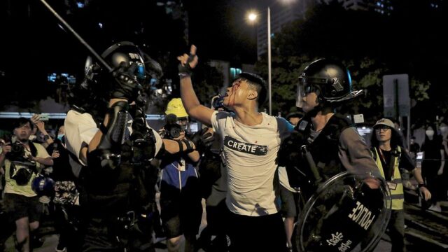 В Гонконге предъявили протестующим первые обвинения в нарушении порядка и нападении на полицейских