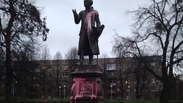 В Калининграде облили краской памятник Иммануилу Канту
