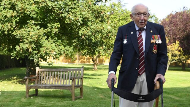 Умер собравший £30 млн на борьбу с ковидом 100-летний британец