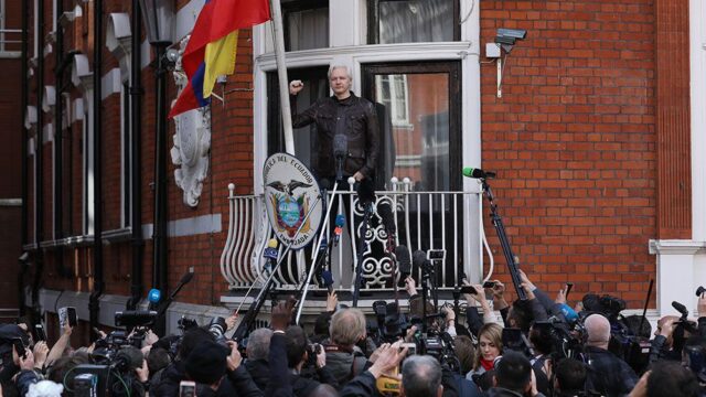 В Великобритании суд отказался отзывать ордер на арест Джулиана Ассанжа