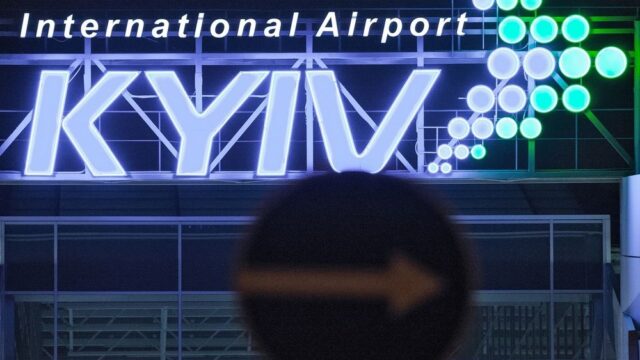 После сообщения о минировании в аэропорту «Киев» в Жулянах эвакуировали людей и задержали рейсы