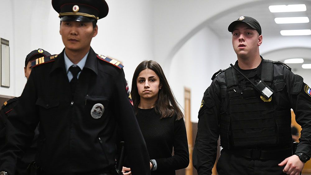Суд в Москве отпустил под «домашний арест» сестер Хачатурян, которые сознались в убийстве отца