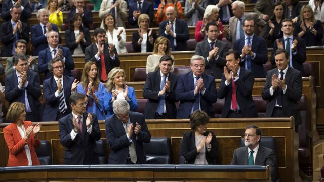 В Испании социалисты получили поддержку большинства партий перед вотумом недоверия премьеру