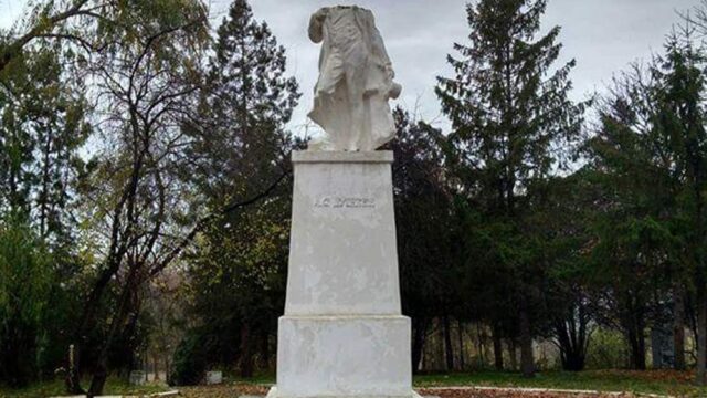 Посольство России в Молдове призвало наказать вандалов, которые отбили голову у памятника Пушкину