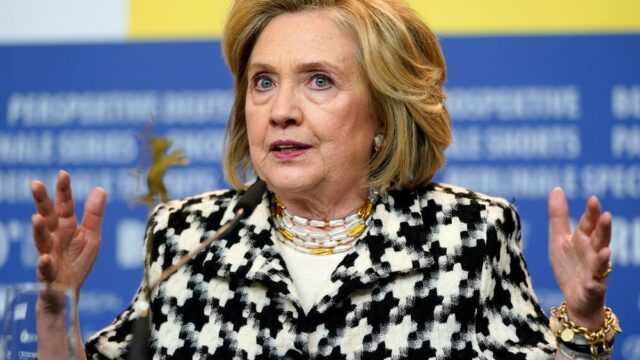 Суд предписал Хиллари Клинтон дать показания о скандале с ее электронной почтой