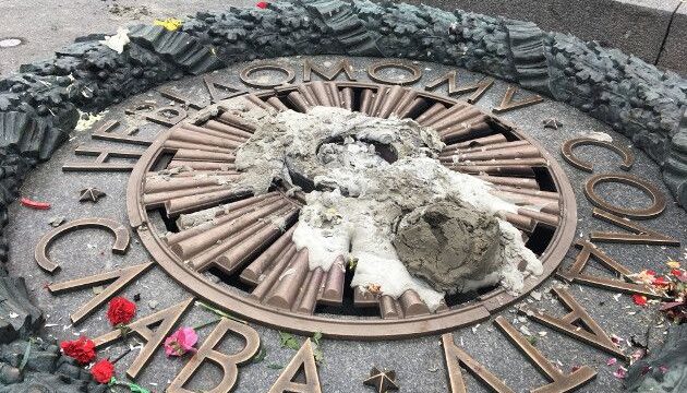 В Киеве залили цементом Вечный огонь