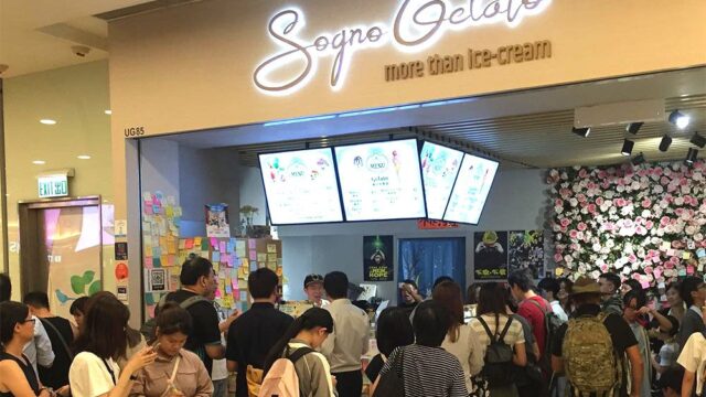 В Гонконге продают мороженое со вкусом слезоточивого газа. Лакомство, от которого трудно дышать и жжет горло, — настоящий хит