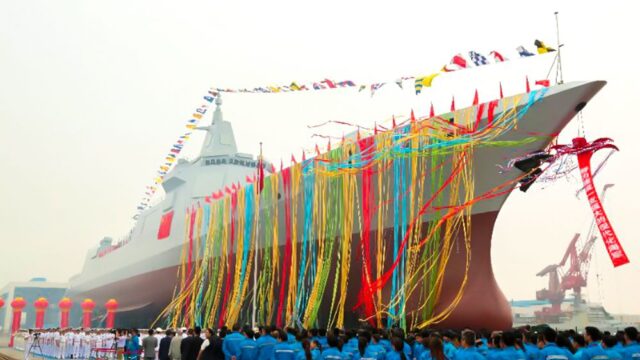 Китай спустил на воду эсминец нового класса