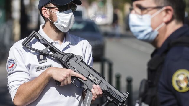 Закрыть мечети, овладеть данными: Франция готовит закон о терроризме