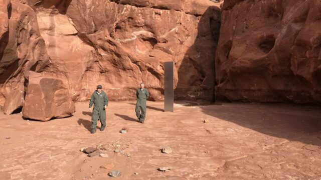 В американской пустыне нашли монолит, похожий на декорации фантастического фильма. Никто не знает, откуда он там взялся