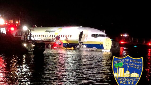 Во Флориде пассажирский «Боинг» съехал в реку при посадке, пострадали больше 20 человек