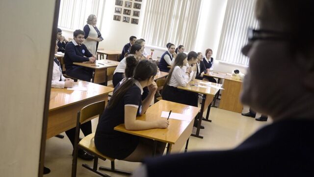 В Москве уволили учителя, который запретил ученикам выходить с урока в туалет без справки