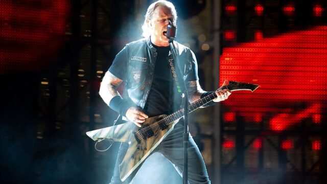 Музыканты Metallica отменили концерты и сидят дома. Чтобы не расстраивать фанатов, они транслируют в ютьюбе свои лучшие выступления