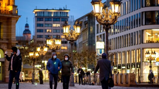 В Германии продлили локдаун. Жителей обязали носить в транспорте и магазинах медицинские маски