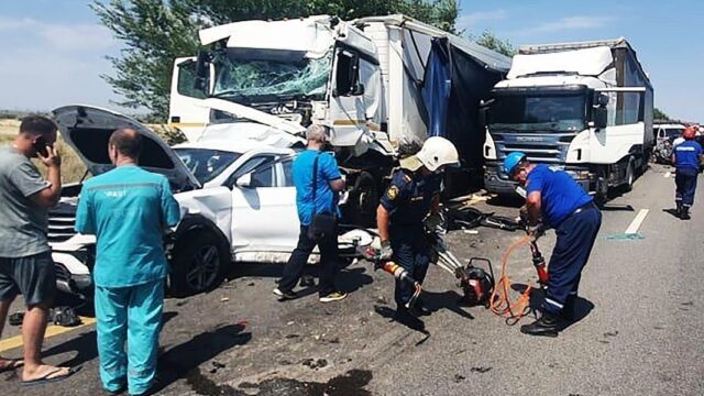 Девять автомобилей столкнулись в Ростовской области, есть погибшие