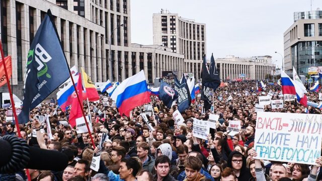 Опрос: в России растет готовность граждан выходить на протесты