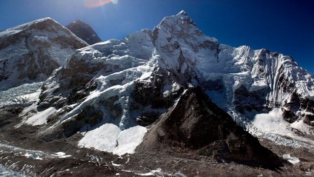 На Эвересте открыли самую высокую метеостанцию в мире, чтобы следить за изменением климата