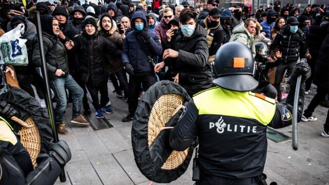 Беспорядки, поджоги, грабежи: как в Нидерландах начались самые жесткие уличные столкновения за последние 40 лет