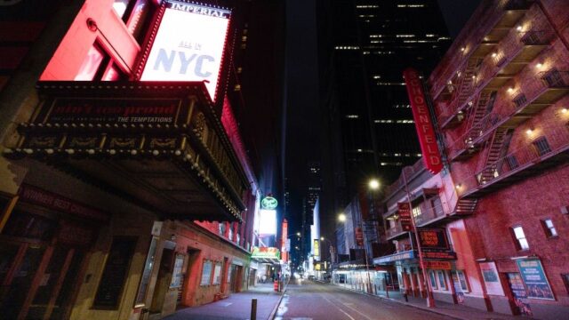Театры в Нью-Йорке через суд требуют разрешить им работать