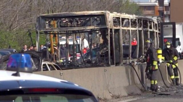 В Италии водитель школьного автобуса поджег его вместе с детьми, никто не погиб