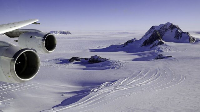 Ученые открыли гигантские каньоны под ледниками Антарктиды