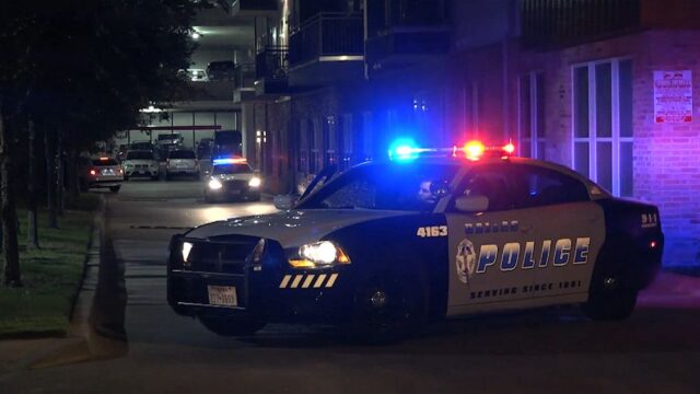 В Далласе сотрудница полиции застрелила соседа, перепутав его квартиру со своей