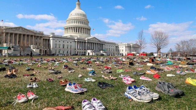 Активисты в США выставили перед Капитолием семь тысяч пар обуви в память о застреленных детях