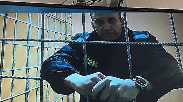 Навального приговорили к 9 годам колонии по делу о мошенничестве и оскорблении судьи