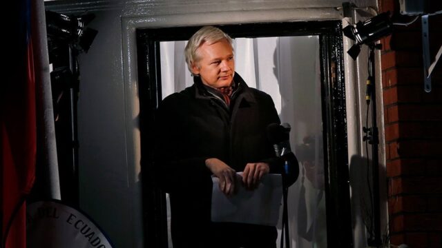 Эквадор лишил гражданства основателя WikiLeaks Джулиана Ассанжа