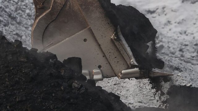 Отказ от российского угля и запрет на экспорт алкоголя. Евросоюз утвердил пятый пакет санкций против России