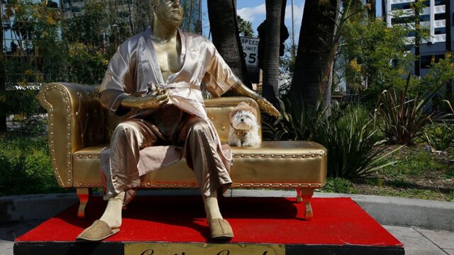 В Голливуде уличные художники предложили посидеть на кушетке рядом со статуей Вайнштейна