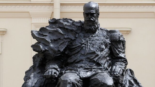 На памятнике Александру III в Гатчине исправили ошибку с орденом