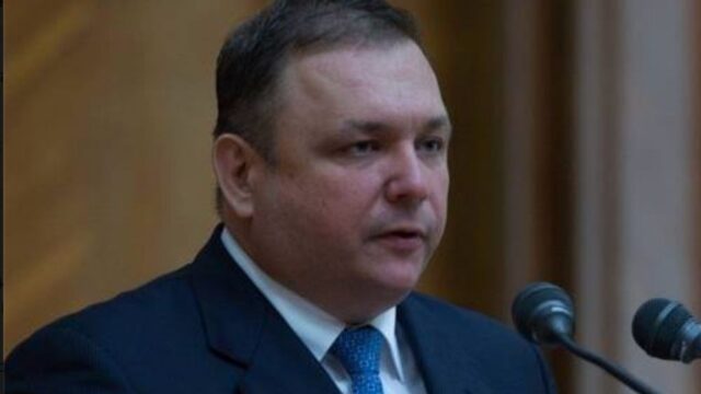 В Украине судьи Конституционного суда уволили своего главу