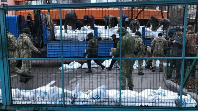 Люди в камуфляже, которые заблокировали канал NewsOne в Киеве, назвали свои требования