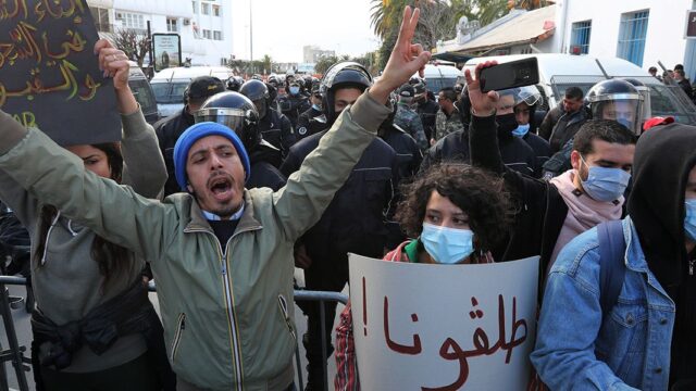 «Аль-Хадат»: В Тунисе протестующие пытаются захватить парламент