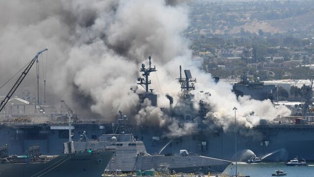 В Калифорнии на десантном корабле произошел взрыв и пожар
