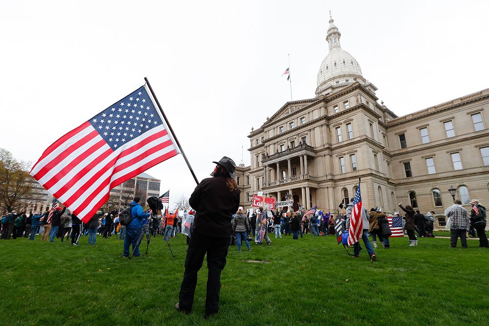 В Мичигане вооруженные митингующие против самоизоляции штурмовали здание Капитолия