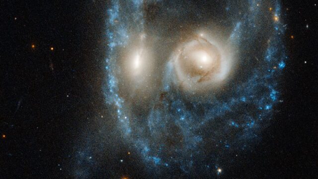 Телескоп «Хаббл» сфотографировал столкновение двух галактик. Но выглядит оно почему-то как «лицо» призрака