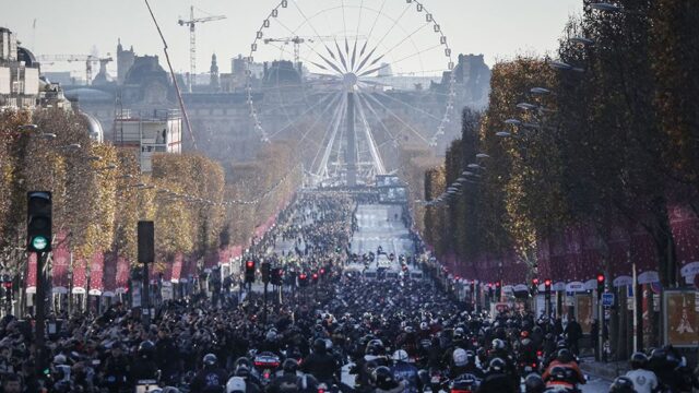 Сотни тысяч французов пришли проститься с певцом Джонни Холлидеем