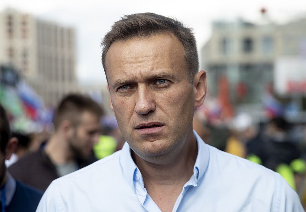 Навальный все еще в коме, его перевзли в Германию: главное