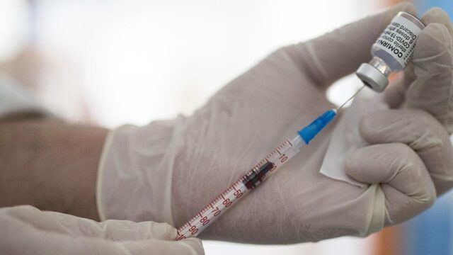 В Греции впервые от COVID-19 умер полностью вакцинированный пациент